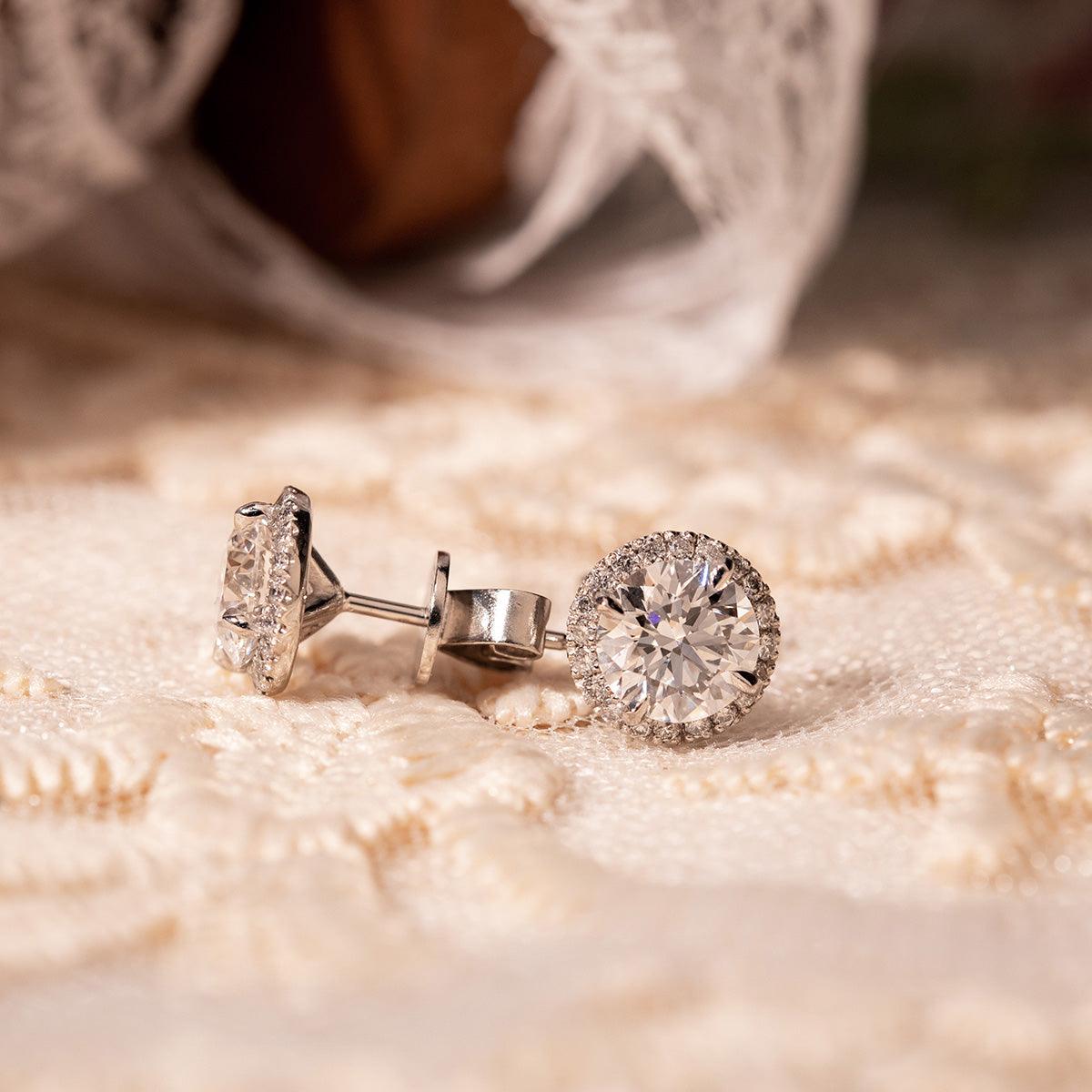 Pt950 Round Brilliant Cut Diamond Halo Stud Earrings Pt950 Round Brilliant Cut Diamond Halo Stud Earrings