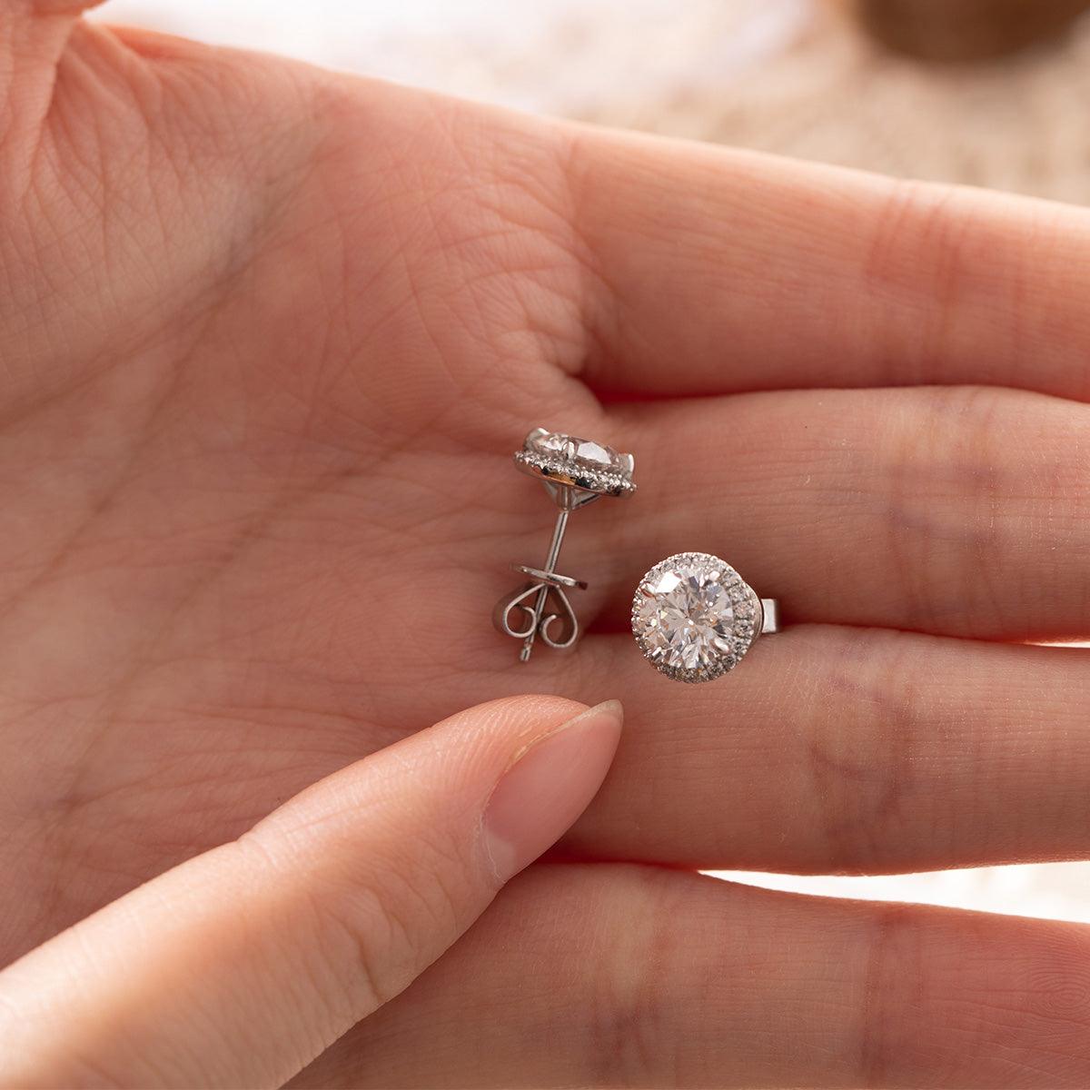 Pt950 Round Brilliant Cut Diamond Halo Stud Earrings Pt950 Round Brilliant Cut Diamond Halo Stud Earrings