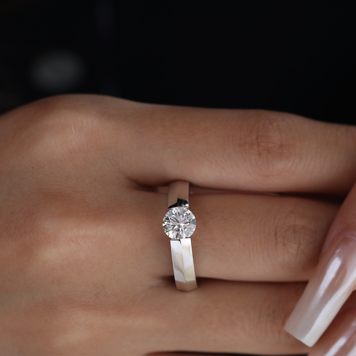 14K White Gold 1ct Round Brilliant Cut Lab Diamond Solitaire Ring with Knife Edge Band Design 14K White Gold 1ct Round Brilliant Cut Lab Diamond Solitaire Ring with Knife Edge Band Design